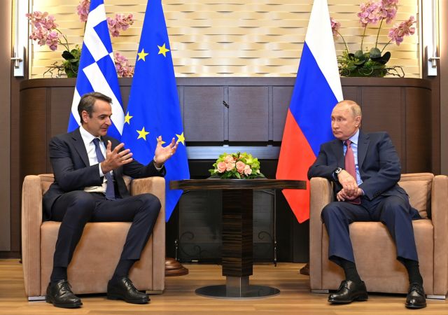 Russian President Vladimir Putin listens to Greek Prime Minister Kyriakos Mitsotakis during a meeting at the Bocharov Ruchei state residence in Sochi, Russia December 8, 2021. Sputnik/Evgeny Odinokov/Kremlin via REUTERS ATTENTION EDITORS - THIS IMAGE WAS PROVIDED BY A THIRD PARTY.