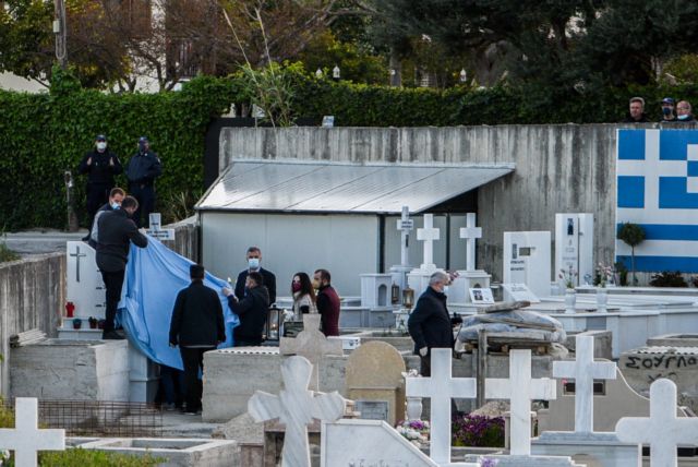 Ανάσυρση του τάμπλετ από τον τάφο της 9χρονης Τζωρτζίνας στο ενοριακό κοιμητήριο του Αγίου Αθανασίου, στην περιοχή των Συχαινών, στην Πάτρα, Σάββατο 9 Απριλίου 2022. Στο κοιμητήριο βρέθηκαν αστυνομικοί, ιατροδικαστής και εισαγγελέας, ο ιερέας που διάβασε το τρισάγιο, αλλά και ιδιώτης ερευνητής. Το τάμπλετ μεταφέρθηκε στα εγκληματολογικά εργαστήρια της ασφάλειας, ώστε να διαπιστωθεί εάν υπάρχουν στοιχεία που θα μπορούσαν να χρησιμεύσουν στην πορεία των ερευνών.
(ΑΝΔΡΕΑΣ ΑΛΕΞΟΠΟΥΛΟΣ/EUROKINISSI)