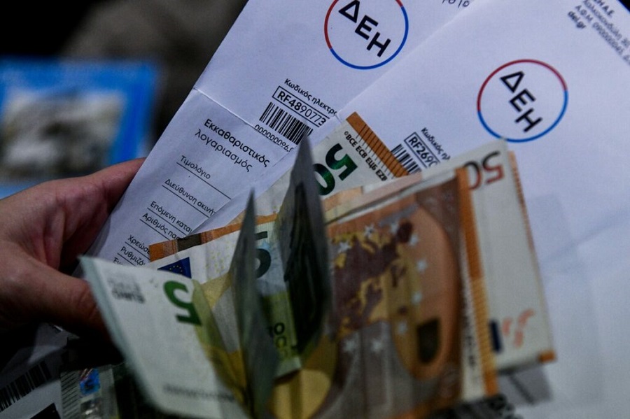 Λογαριασμοί ΔΕΚΟ,ΔΕΗ και ΕΥΔΑΠ και χαρτονομίσματα ευρώ, Πέμπτη 4 Νοεμβρίου 2021 (ΤΑΤΙΑΝΑ ΜΠΟΛΑΡΗ/EUROKINISSI)
