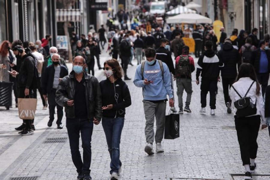 View of Ermou street during the first day of opening of retail shops, after months, with « click away » and « click inside » methods, in Athens, on April 5, 2021 / Εικόνες απο την οδό Ερμού την πρώτη μέρα ανοίγματος λιανεμπορίου , ύστερα από μήνες, με τη διαδικασία click away και click inside, στην Αθήνα, στις 5 Απριλίου 2021