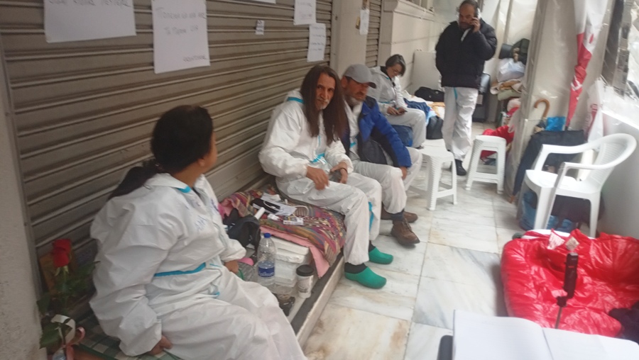 Μετά από 33 μέρες απεργία πείνας, οι υγειονομικοί εξαντλήθηκαν και σταμάτησαν, για να προστατεύσουν το αγαθό της ζωής τους.