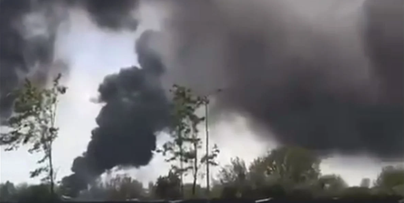 взрыв на площади в харькове. куда попали ракеты в харькове. разрушения заводов в украине. в севастополь прилетела ракета. ракета влетела в дом.