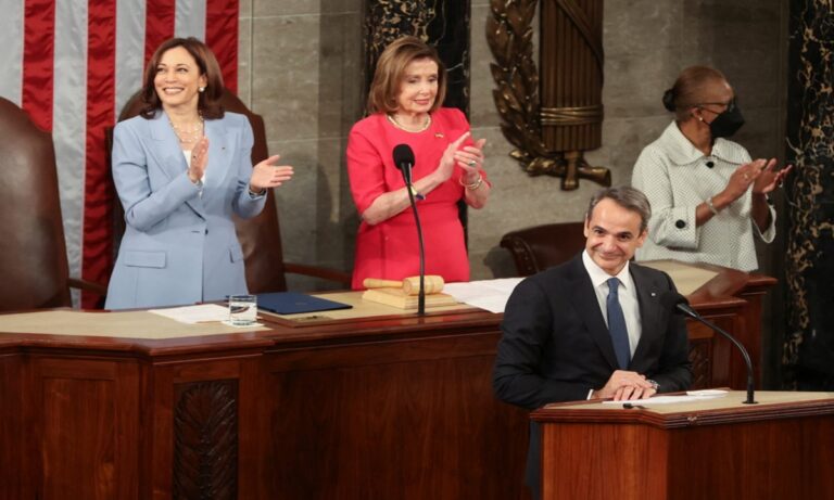 Greek Prime Minister Kyriakos Mitsotakis delivers an address to a joint meeting of Congress as Vice President Kamala Harris and House Speaker Nancy Pelosi (D-CA) clap hands, inside the House Chamber of the U.S. Capitol in Washington, U.S., May 17, 2022. REUTERS/Julia Nikhinson