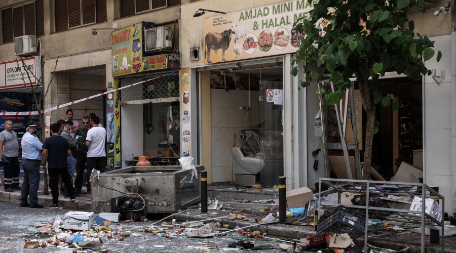 Έκρηξη σε κρεοπωλείο - μίνι μάρκετ, στην συμβολή των οδών Ιουλιανού και Αλκιβιάδου στο κέντρο της Αθήνας, Παρασκευή 27 Μαΐου 2022. Σύμφωνα με την ενημέρωση των Αρχών, η έκρηξη από την οποία τραυματίστηκε ένα άτομο, έχει προκληθεί από φιάλη υγραερίου.
(ΒΑΣΙΛΗΣ ΡΕΜΠΑΠΗΣ/EUROKINISSI