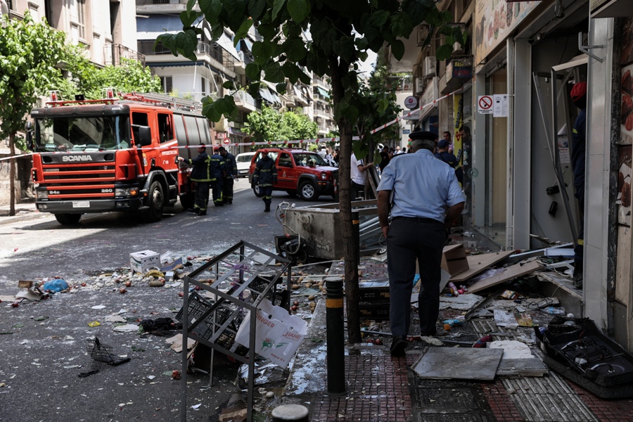 Έκρηξη σε κρεοπωλείο - μίνι μάρκετ, στην συμβολή των οδών Ιουλιανού και Αλκιβιάδου στο κέντρο της Αθήνας, Παρασκευή 27 Μαΐου 2022. Σύμφωνα με την ενημέρωση των Αρχών, η έκρηξη από την οποία τραυματίστηκε ένα άτομο, έχει προκληθεί από φιάλη υγραερίου. (ΒΑΣΙΛΗΣ ΡΕΜΠΑΠΗΣ/EUROKINISSI