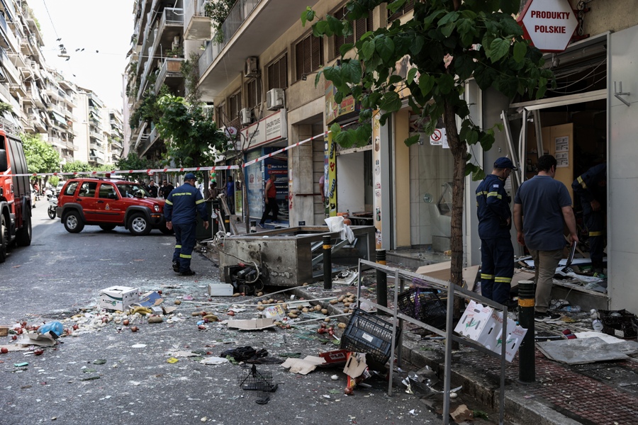 Έκρηξη σε κρεοπωλείο - μίνι μάρκετ, στην συμβολή των οδών Ιουλιανού και Αλκιβιάδου στο κέντρο της Αθήνας, Παρασκευή 27 Μαΐου 2022. Σύμφωνα με την ενημέρωση των Αρχών, η έκρηξη από την οποία τραυματίστηκε ένα άτομο, έχει προκληθεί από φιάλη υγραερίου. (ΒΑΣΙΛΗΣ ΡΕΜΠΑΠΗΣ/EUROKINISSI