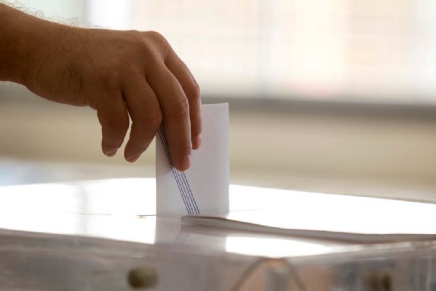 Πολίτης ρίχνει την ψήφο του στην κάλπη για τις Βουλευτικές Εκλογές 2015, στο 912ο Εκλογικό Τμήμα, στο 4ο Γυμνάσιο στο Αιγάλεω, Κυριακή 20 Σεπτεμβρίου 2015. Ομαλά και χωρίς ιδιαίτερα προβλήματα διεξάγεται από τις 7 το πρωί η εκλογική διαδικασία. Οι κάλπες κλείνουν στις 7 το απόγευμα, ενώ πρώτη ασφαλή εκτίμηση του αποτελέσματος θα έχουμε λίγο μετά τις 9 καθώς τότε υπολογίζεται ότι θα έχει καταμετρηθεί το 10% των ψήφων της επικράτειας. ΑΠΕ-ΜΠΕ/ΑΠΕ-ΜΠΕ/ΔΗΜΗΤΡΗΣ ΠΑΠΑΜΗΤΣΟΣ