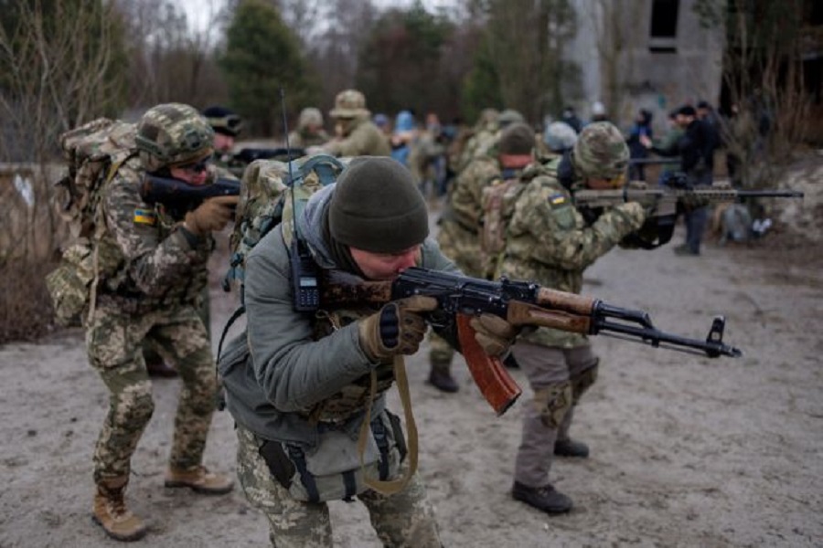 Reservists take part in a tactical training and individual combat skills conducted by the Territorial Defense of the Capital in Kyiv, Ukraine, February 19, 2022. REUTERS/Antonio Bronic