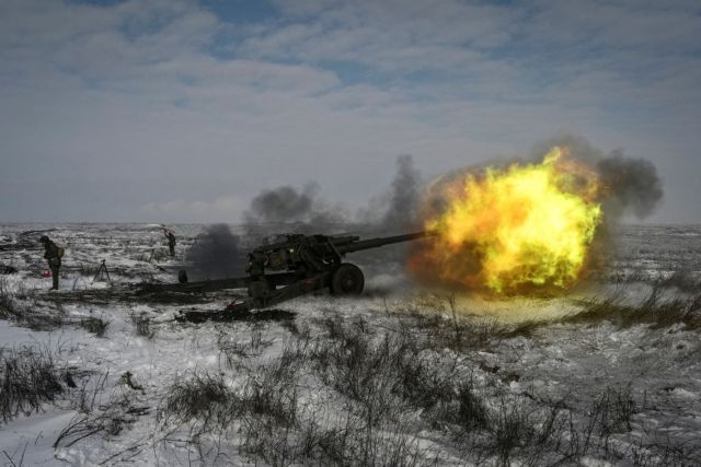 FILE PHOTO: A Russian army service member fires a howitzer during drills at the Kuzminsky range in the southern Rostov region, Russia January 26, 2022. REUTERS/Sergey Pivovarov/File Photo