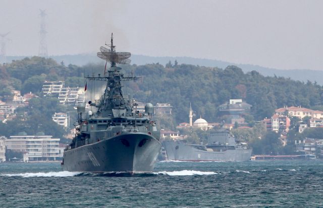 The Russian Navy's frigate Pytlivy, followed by landing ship Nikolai Filchenkov, sails in the Bosphorus, on its way to the Mediterranean Sea, in Istanbul, Turkey August 24, 2018. REUTERS/Yoruk Isik