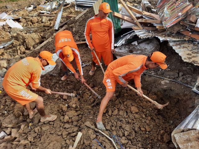 Members of National Disaster Response Force (NDRF) search for survivors after a landslide in Noney in the northeastern state of Manipur, India, June 30, 2022. National Disaster Response Force/Handout via REUTERS THIS IMAGE HAS BEEN SUPPLIED BY A THIRD PARTY. NO RESALES. NO ARCHIVES.
