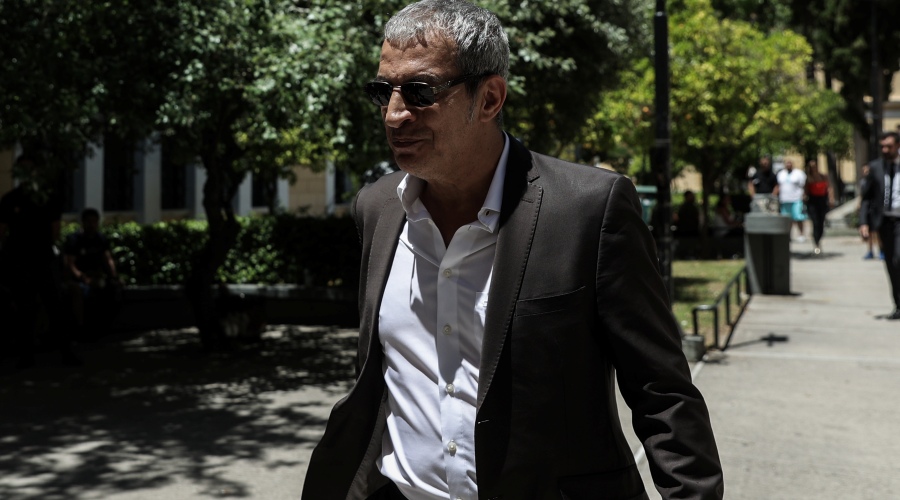 Ο τραγουδιστής Θέμης Αδαμαντίδης μαζί με τον δικηγόρο του Αλέξη Κούγια προσέρχεται στα δικαστήρια της οδού Ευελπίδων για να δικαστεί στο Αυτόφωρο Τριμελές Πλημμελειοδικείο της Αθήνας, μετά την άσκηση ποινικής δίωξης σε βάρος του με τις κατηγορίες της ενδοοικογενειακής βίας και εξύβρισης της συντρόφου του, Δευτέρα 4 Ιουλίου 2022.
(ΒΑΣΙΛΗΣ ΡΕΜΠΑΠΗΣ/EUROKINISSI)