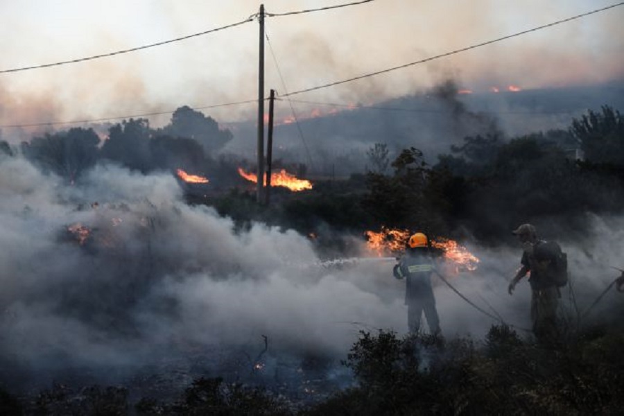 Wildfire in Penteli, eastern Attica, Greece on July 19, 2022. / Κατάσβεση πυρκαγιάς στην Πεντέλη, ανατολική Αττική, 19 Ιουλίου 2022.