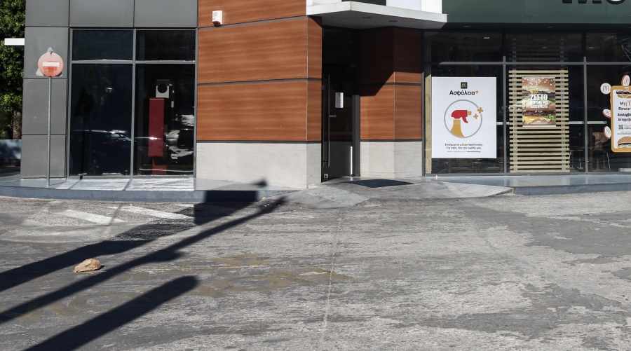 Ληστεία σε κατάστημα fast food στο Παλαιό Φάληρο, Παρασκευή 23 Σεπτεμβρίου 2022. Στις 4 τα ξημερώματα δύο ένοπλοι εισέβαλαν στο κατάστημα στην οδό Ελευθερίου Βενιζέλου 190, ακινητοποίησαν τους υπαλλήλους και πήραν το χρηματοκιβώτιο. Την ίδια ώρα είχε ειδοποιηθεί η αστυνομία και ένα περιπολικό έφτασε στο σημείο. Οι δράστες,άφησαν το χρηματοκιβώτιο και προσπάθησαν να διαφύγουν με ένα αυτοκίνητο. Ακολούθησε καταδίωξη και στην οδό Κυνοσάργους στο Νέο Κόσμο το αυτοκίνητο ακινητοποιήθηκε, καθώς έπεσε πάνω σε άλλα σταθμευμένα οχήματα. Οι αστυνομικοί κατάφεραν να συλλάβουν έναν 20χρονο ενώ ο συνεργός του διέφυγε.
(ΓΙΑΝΝΗΣ ΠΑΝΑΓΟΠΟΥΛΟΣ/EUROKINISSI)