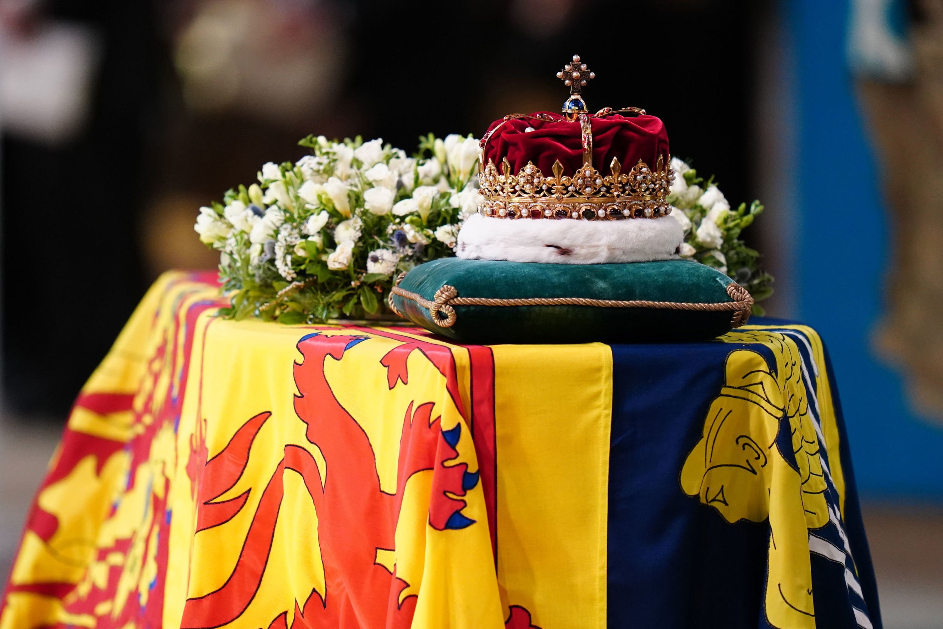 queen-elizabeth-ii-funeral-flowers-coffin-1663053149