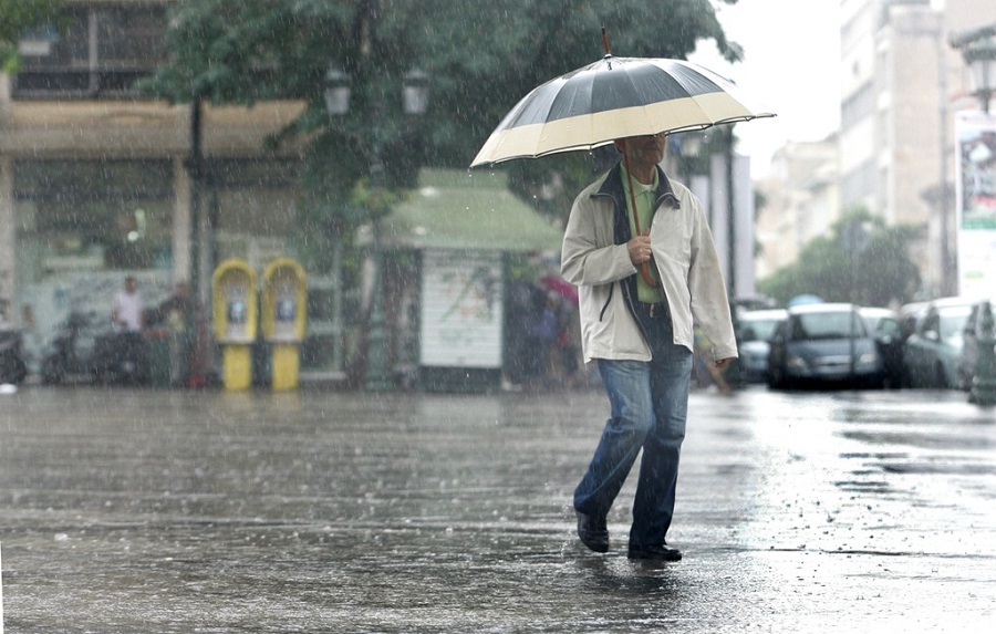 Πολίτες περπατούν στους δρόμους της Αθήνας προσπαθώντας να προστατευτούν από την δυνατή βροχή , Δευτέρα 10 Οκτωβρίου 2011.  ΑΠΕ-ΜΠΕ/ΑΠΕ-ΜΠΕ/ΑΛΕΞΑΝΔΡΟΣ ΒΛΑΧΟΣ