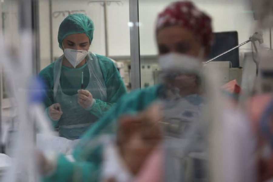 Members of the medical staff treat coronavirus disease (COVID-19) positive patients at the intensive care unit (ICU) of the Sotiria hospital, in Athens, Greece, November 12, 2021. Picture taken November 12, 2021. REUTERS/Giorgos Moutafis