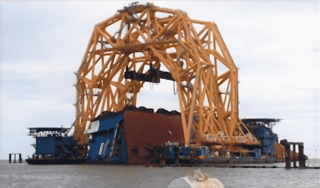 Massive-Cranes-For-Salvage-Of-MV-Golden-Ray