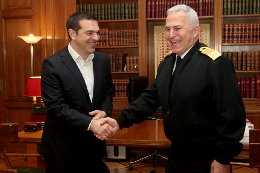 Ο πρωθυπουργός Αλέξης Τσίπρας συναντάται στο Μέγαρο Μαξίμου με τον αρχηγό ΓΕΕΘΑ, ναύαρχο Ευάγγελο Αποστολάκη, ο οποίος θα είναι ο νέος υπουργός Εθνικής Άμυνας, όπως ανακοίνωσε χθες ο πρωθυπουργός , Δευτέρα 14 Ιανουαρίου 2019  . ΑΠΕ-ΜΠΕ/ΑΠΕ-ΜΠΕ/Παντελής Σαίτας