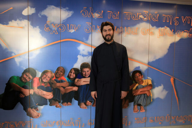 Ο πατέρς Αντώνιος στην Κιβωτό του Κόσμου στην Αθήνα, την Τετάρτη 23 Δεκεμβρίου 2015. Η Κιβωτός του Κόσμου είναι μη κερδοσκοπικός οργανισμός Ειδικής Μέριμνας και Προστασίας Μητέρας και Παιδιού, που δραστηριοποιείται πάνω στη μέριμνα παιδιών που ζούσαν σε συνθήκες παραμέλησης και εγκατάλειψης. Ιδρύθηκε το 1998 από τον 26χρονο τότε ιερέα πατέρα Αντώνιο Παπανικολάου. ΑΠΕ-ΜΠΕ/ΑΠΕ-ΜΠΕ/ΣΥΜΕΛΑ ΠΑΝΤΖΑΡΤΖΗ