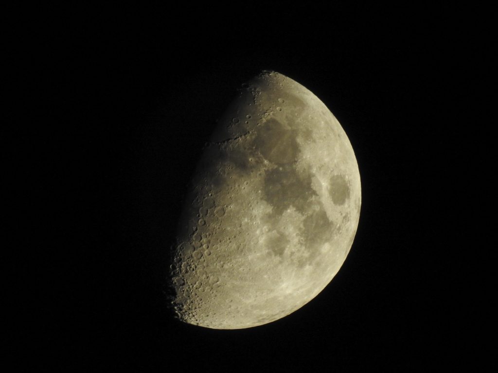 moon-gddea3302d_1920-1024x768