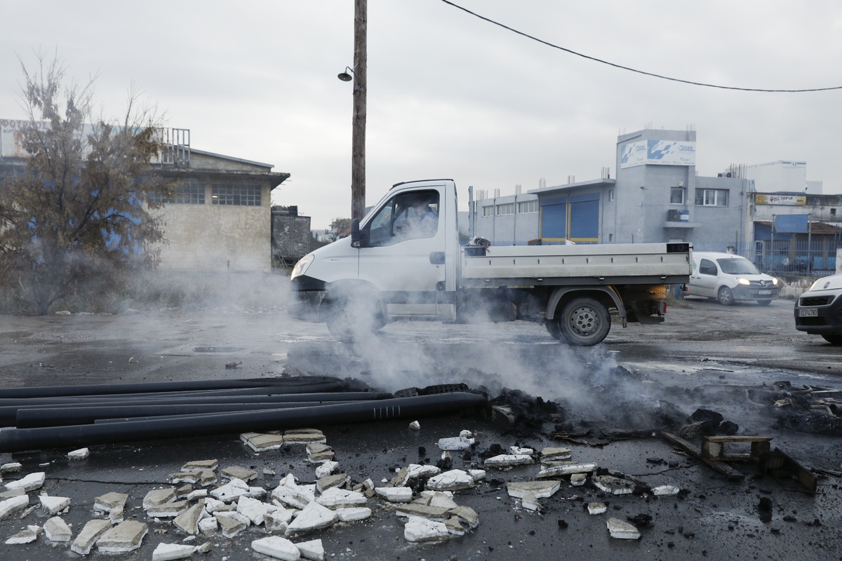 Καταστροφές μετά από συγκρούσεις Ρομά και Αστυνομίας, στην οδό Πόντου, στη Δυτική Θεσσαλονίκη, στις 6 Δεκεμβρίου, 2022