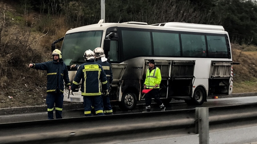 Πυρκαγιά σε σχολικό λεωφορείο στην Περιφερειακή Οδό της Θεσσαλονίκης, Τρίτη 6 Δεκεμβρίου 2022. Ο οδηγός σταμάτησε έγκαιρα και το λεωφορείο εκκενώθηκε ταχύτατα. Τα παιδιά και οι συνοδοί βγήκαν με ασφάλεια και παρέμειναν σε απόσταση ασφαλείας. 
(MOTIONTEAM)