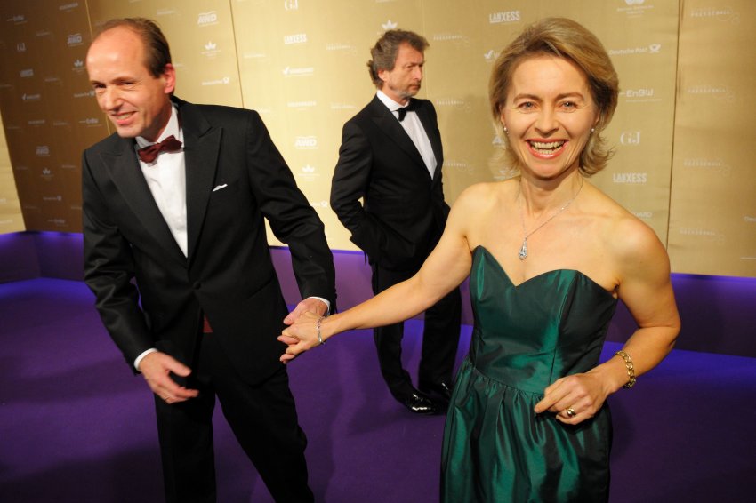 Bundesfamilienministerin Ursula von der Leyen (CDU) und ihr Mann Heiko kommen am Freitag (28.11.08) zum Bundespresseball im Hotel Intercontinental in Berlin.

Foto: Michael Gottschalk/ddp