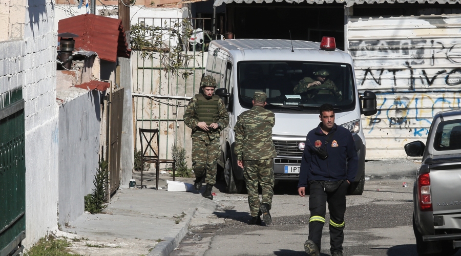 Εντοπισμός βλήματος όλμου σε σπίτι στο Ζεφύρι κατα την διάρκεια επιχείρησης της Ελληνικής Αστυνομίας, Τετάρτη 4 Ιανουαρίου 2023. Ο χώρος είχε αποκλειστεί και κλήθηκε το Τμήμα Εξουδετέρωσης Εκρηκτικών Μηχανισμών στο σημείο. 
(ΜΑΡΚΟΣ ΧΟΥΖΟΥΡΗΣ/EUROKINISSI)
