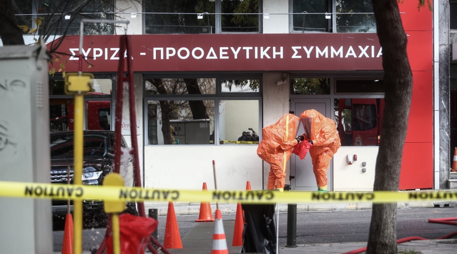 Επιχείρηση του ειδικού κλιμακίου χημικών απειλών της Πυροσβεστικής Υπηρεσίας στα γραφεία του ΣΥΡΙΖΑ στην Πλατεία Κουμουνδούρου, Τρίτη 17 Ιανουαρίου 2023. Υπάλληλοι του κόμματος κάλεσαν Πυροσβεστική και Αστυνομία, καθώς σε ισόγειο γραφείο των κτιρίων παρέλαβαν φάκελο χωρίς στοιχεία αποστολέα, που κρίθηκε ύποπτο αντικείμενο, καθώς στο εσωτερικό του έχει μία λευκή σκόνη. Στο σημείο μετέβη το ειδικό κλιμάκιο  για να παραλάβει με ασφάλεια τον φάκελο και να αποσταλεί για ανάλυση στα Εγκληματολογικά Εργαστήρια της ΕΛ.ΑΣ.
(ΣΩΤΗΡΗΣ ΔΗΜΗΤΡΟΠΟΥΛΟΣ/EUROKINISSI)