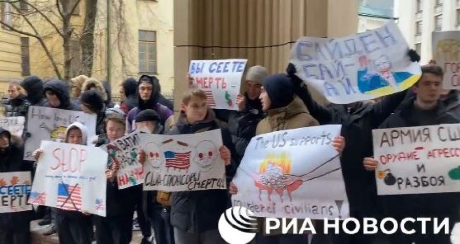 Μόσχα: Εξαγριωμένοι διαδηλωτές αποδοκίμασαν έντονα τη νέα πρέσβειρα των ...
