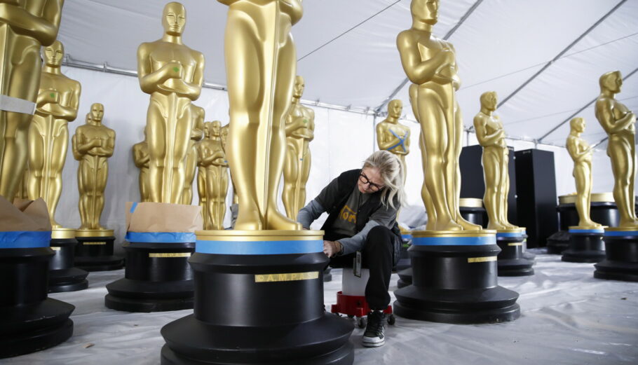 epa10510044 Antje Menikheim works on various Oscar statues as preparations for the 95th annual Academy Awards ceremony get underway in Los Angeles, California, USA, 08 March 2023. The 95th Academy Awards ceremony will take place at the Dolby Theatre in Los Angeles on 12 March 2023.  EPA/CAROLINE BREHMAN