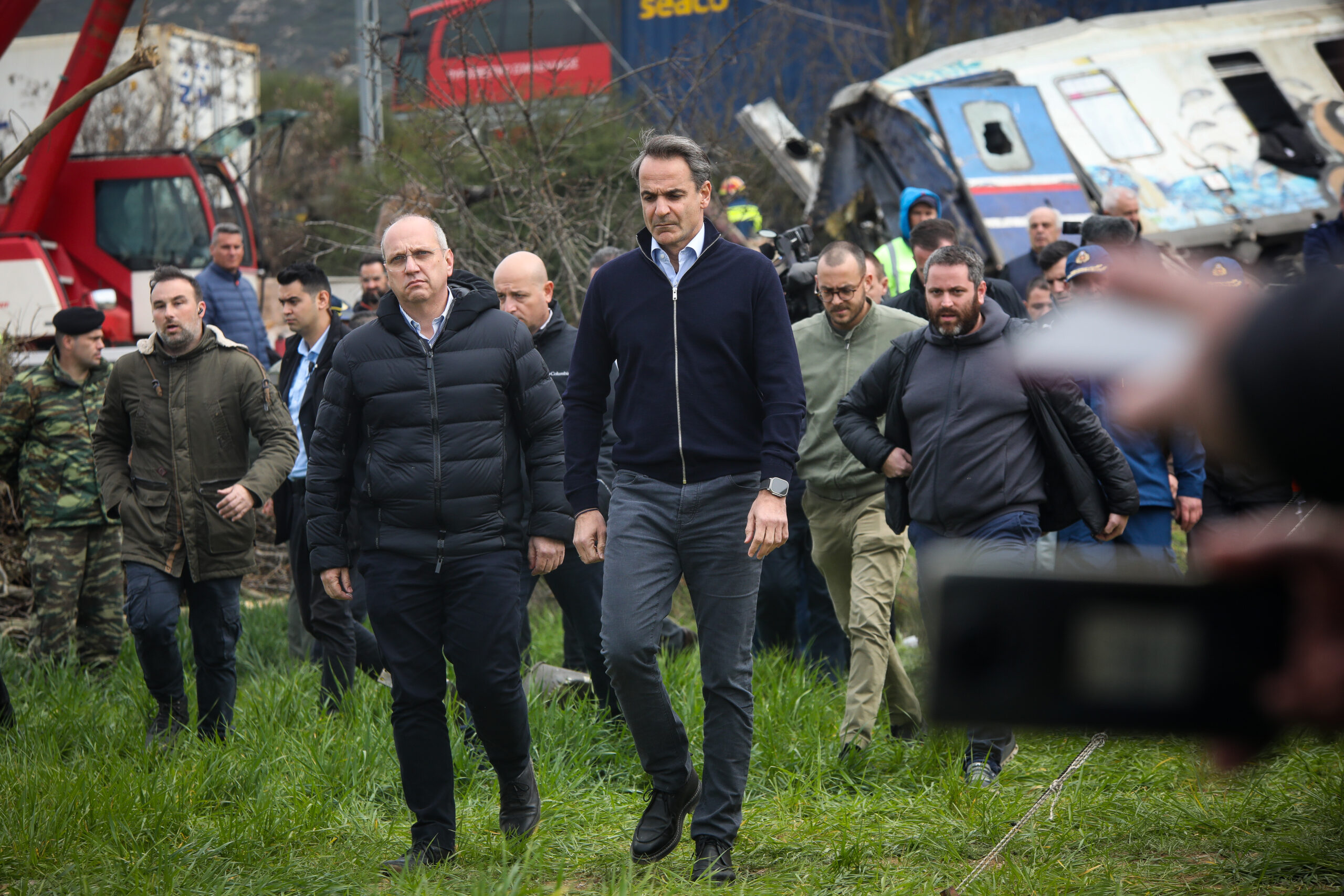 Ο πρωθυπουργός Κυριάκος Μητσοτάκης στο σημείο του πολύνεκρου σιδηροδρομικού δυστυχήματος στα Τέμπη, Τετάρτη 1 Μαρτίου 2023 (ΒΑΣΙΛΗΣ ΒΕΡΒΕΡΙΔΗΣ/MOTIONTEAM/EUROKINISSI)