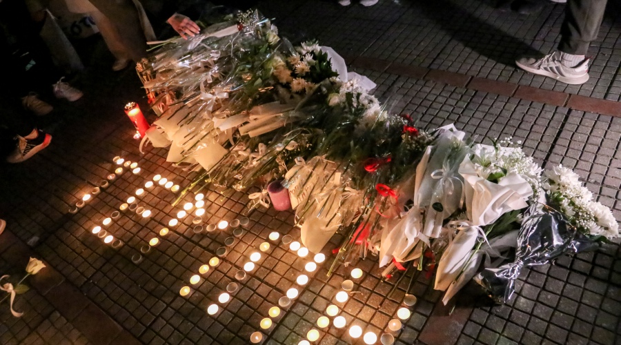 Πλήθος κόσμου συγκεντρώθηκε απόψε στον σταθμό του ΟΣΕ της Λάρισας. Άνθρωποι κάθε ηλικίας άφησαν λουλούδια και άναψαν κεριά στη μνήμη των δεκάδων νεκρών της σύγκρουσης τρένων στα Τέμπη.  Τετάρτη 1 Μαρτίου 2023 (ΛΕΩΝΙΔΑΣ ΤΖΕΚΑΣ / EUROKINISSI)