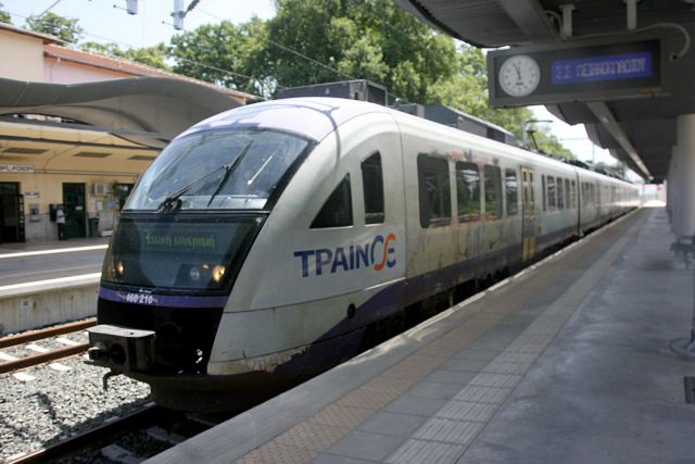 Άφιξη της ηλεκτροκίνητης αμαξοστοιχίας στον Σιδηροδρομικό Σταθμό του Λιανοκλαδίου, η οποία ξεκίνησε το ταξίδι της από τον Πειραιά, εγκαινιάζοντας την ηλεκτροκίνηση της νέας σιδηροδρομικής γραμμής, την Τετάρτη  6 Ιουνίου 2018. Επιβάτες σ' αυτό το παρθενικό ταξίδι ήταν ο γγ του υπουργείου Υποδομών Θάνος Βούρδας, ο πρόεδρος του ΟΣΕ Γιώργος Κακουλάκης, ο διευθύνων σύμβουλος του ΟΣΕ Παναγιώτης Θεοχάρης, επιτελικά στελέχη του ΟΣΕ και της ΕΡΓΟΣΕ. Στην ηλεκτροκίνητη αμαξοστοιχία επέβαινε και κλιμάκιο της Ευρωπαϊκής Ένωσης που είναι αρμόδιο και υπεύθυνο για τα διευρωπαϊκά δίκτυα μεταφορών, με επικεφαλής του κλιμακίου τον Mathieu Grosch. . ΑΠΕ- ΜΠΕ/ΑΠΕ- ΜΠΕ/STR