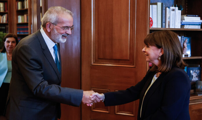 Συνάντηση της Προέδρου της Δημοκρατίας Κατερίνας Σακελλαροπούλου με τον Πρόεδρο του Ελεγκτικού Συνεδρίου Ιωάννη Σαρμά, Τετάρτη 24 Μαΐου 2023. 
(ΓΙΩΡΓΟΣ ΚΟΝΤΑΡΙΝΗΣ/EUROKINISSI)