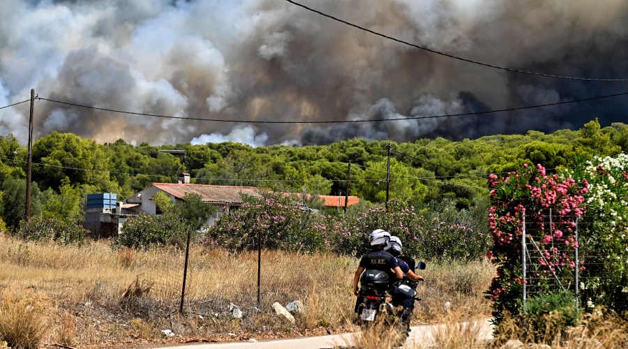 Μεγάλη πυρκαγιά, σε δασική έκταση κοντά σε σπίτια στο Λουτράκι, Δευτέρα 17 Ιουλίου 2023 (EUROKINISSI)