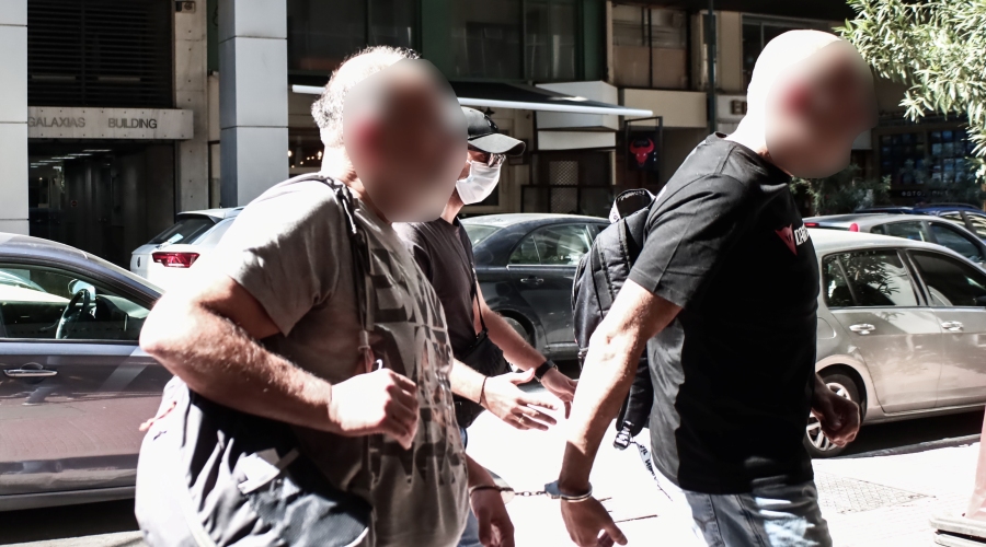 Απολογία στον εισαγγελέα Πειραιά των δύο Τούρκων, ηλικίας 48 και 58 ετών, που συνελήφθησαν στην Μονεμβασία και κατηγορούνται για κατασκοπεία στρατιωτικών εγκαταστάσεων στον Πόρο, Τρίτη 19 Σεπτεμβρίου 2023. 
(ΚΩΣΤΑΣ ΤΖΟΥΜΑΣ/EUROKINISSI)