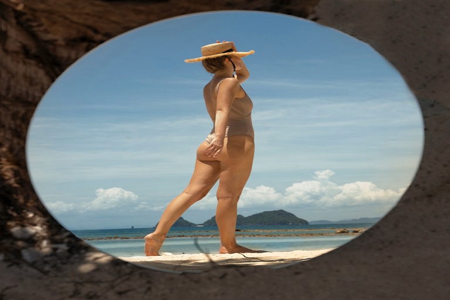woman-beach-summer-posing-with-round-mirrorjpg