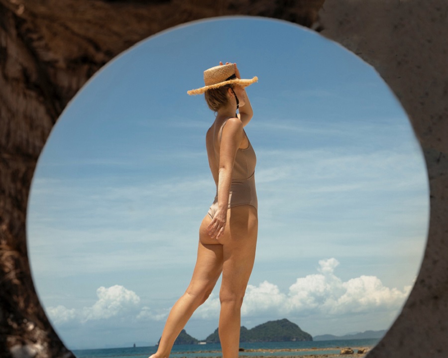 woman-beach-summer-posing-with-round-mirror