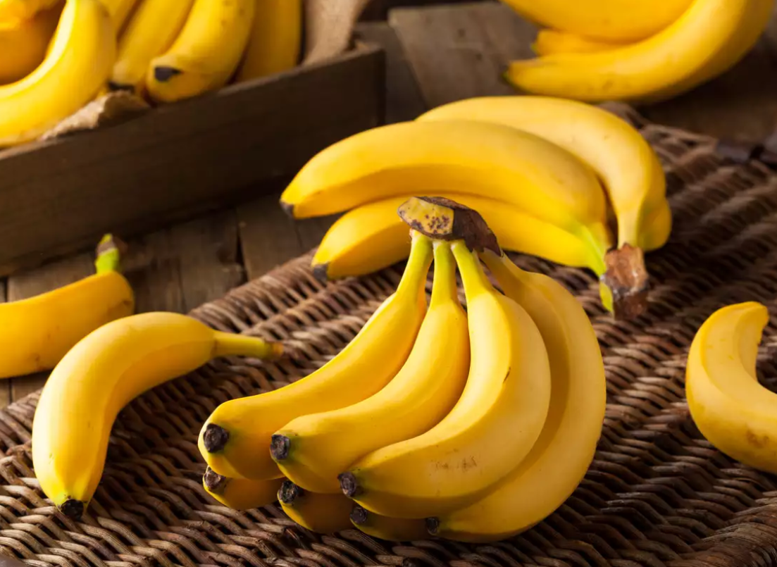 Десертный банан польза. Бананы Уругвай. Банан видео. Бананы свежие. Фрукты банан.
