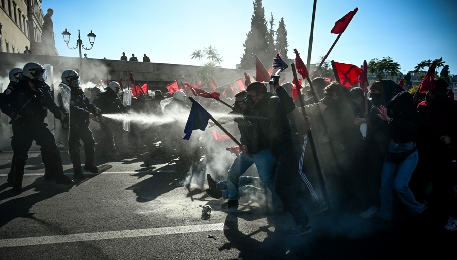 Επεισόδια στο πανεκπαιδευτικό συλλαλητήριο, κατά των μη κρατικών πανεπιστημίων, με τη συμμετοχή φοιτητών, μαθητών, δασκάλων και καθηγητών στην Αθήνα, ενάντια στο νομοσχέδιο της κυβέρνησης για την ίδρυση ιδιωτικών πανεπιστημίων, Πέμπτη 1 Φεβρουαρίου 2024. 
(ΚΩΣΤΑΣ ΤΖΟΥΜΑΣ/EUROKINISSI)