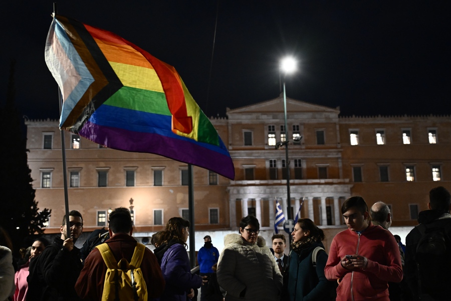 Συγκέντρωση στο Σύνταγμα ΛΟΑΤΚΙ+ οργανώσεων με αφορμή την ψήφιση του νομοσχεδίου για τον γάμο και την τεκνοθεσία των ομόφυλων ζευγαριών, Πέμπτη 15 Φεβρουαρίου 2024. . (ΚΩΣΤΣ ΤΖΟΥΜΑΣ/EUROKINISSI)