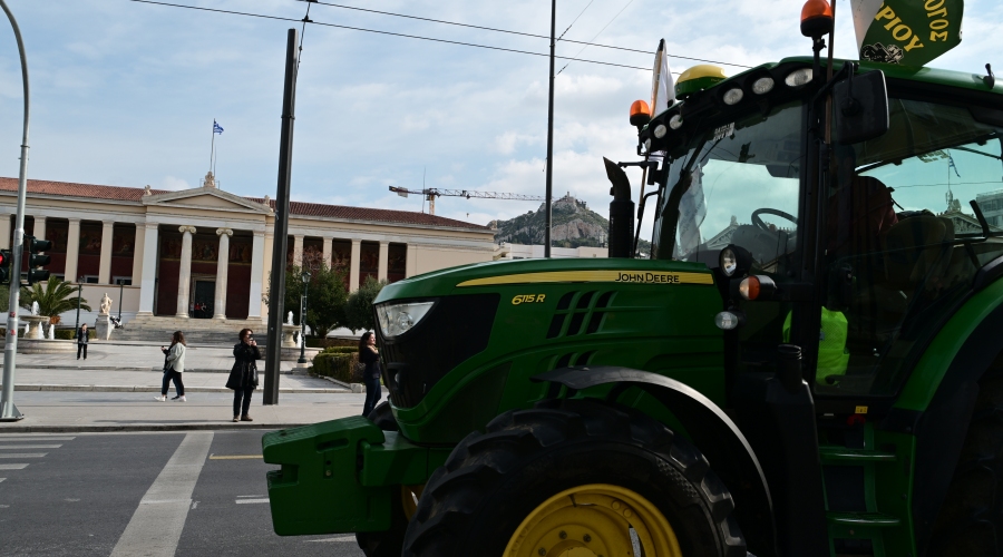 Αναχώρηση του κονβόι των αγροτών με τρακτέρ από την Αθήνα που συμμετείχαν στο αγροτικό συλλαλητήριο στο Σύνταγμα, Τετάρτη 21 Φεβρουαρίου 2024. 
(ΤΑΤΙΑΝΑ ΜΠΟΛΑΡΗ/EUROKINISSI)