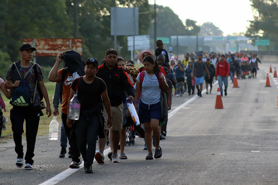 epa11047448 Migrants walk in a caravan towards the United States, from the city of Escuintla, Mexico, 28 December 2023. The caravan of thousands of migrants, which left Mexico's southern border as the largest of the year, denounced during its advance this 28 December greater immigration restrictions after the meeting of the president, Andres Manuel López Obrador, with US officials.  EPA/Juan Manuel Blanco