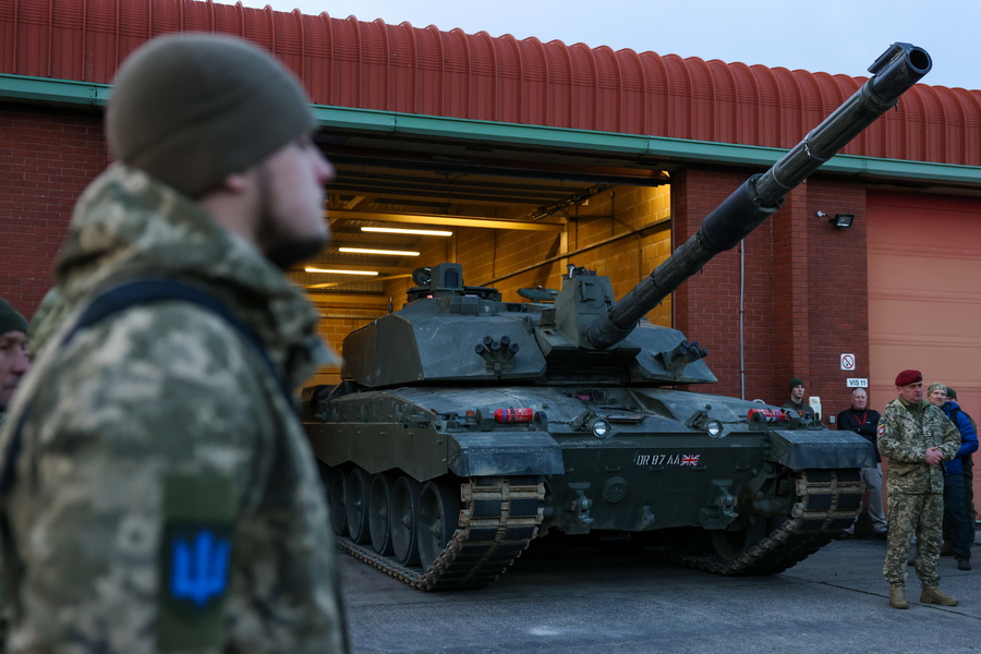 epa10455105 Tank crews from Ukraine's armed forces being trained to use a Challenger 2 main battle tank by members of British Army prepare to meet Ukraine's President Volodymyr Zelensky and British Prime Minister Rishi Sunak in Lulworth Camp, Britain, 08 February 2023. UK forces trained 10,000 Ukrainian troops in 2022 and aims to assist at least 20,000 more this year, Sunak said in Parliament.  EPA/HOLLIE ADAMS / POOL
