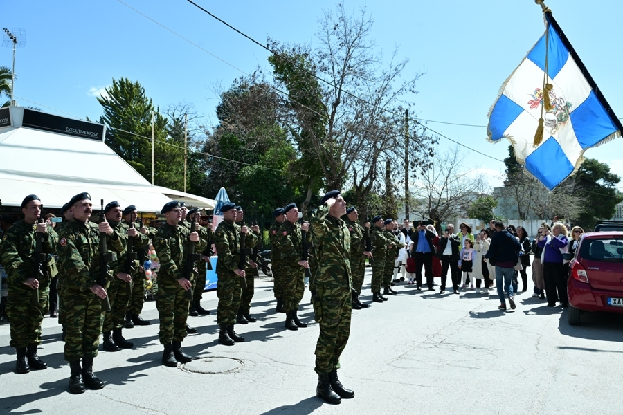 Παρέλαση για την εθνική επέτειο της 25ης Μαρτίου 1821 στην Θήβα, με την συμμετοχή του προέδρου του ΣΥΡΙΖΑ - Προοδευτική Συμμαχία Στέφανου Κασσελάκη, Δευτέρα 25 Μαρτίου 2024.  (ΤΑΤΙΑΝΑ ΜΠΟΛΑΡΗ/EUROKINISSI)