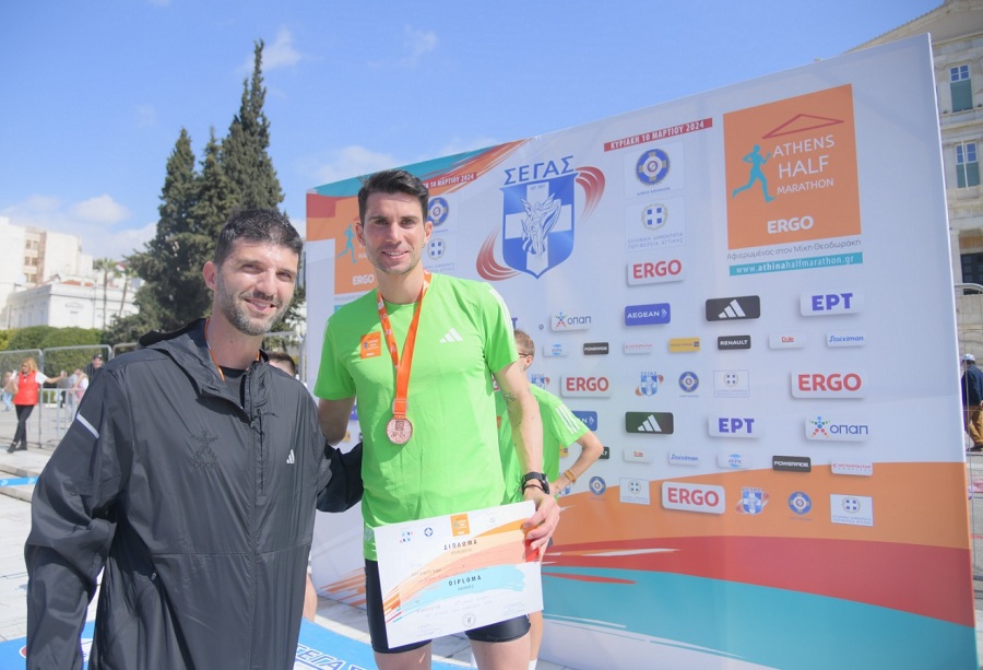 Ο Head of Sponsorships του ΟΠΑΠ, Γιώργος Ζούμας, βραβεύει τον αθλητή που τερμάτισε 3ος στους άνδρες στα 5χλμ ΟΠΑΠ