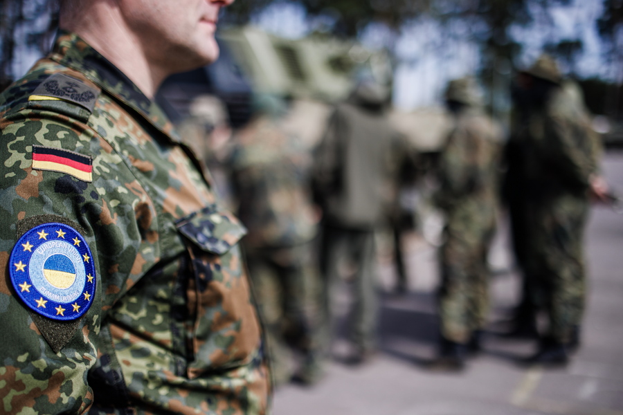 epa10610344 A German soldier has the badge of the 'European Union Military Assistance Mission Ukraine' (EUMAM) mission attached to his uniform sleeve, as Ukrainian soldiers train on tanks under the supervision of German and Danish instructors prior to a visit of the German and Danish Defense Ministers at the Federal Armed Forces (Bundeswehr) training hub in Klietz, Germany, 05 May 2023. Together with the Netherlands and Denmark, Germany is financing the refurbishment of Leopard 1A5 battle tanks from industry stocks. Up to 9,000 Ukrainian soldiers will be trained on the system by the end of the year.  EPA/CLEMENS BILAN