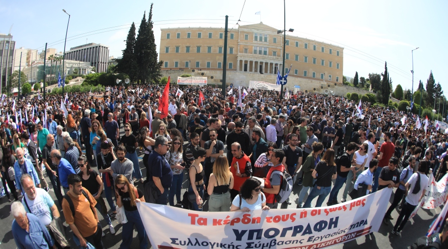 Απεργιακή συγκέντρωση του ΠΑΜΕ στην πλατεία Συντάγματος στα πλαίσια της 24ωρης απεργίας που έχει κηρύξει η Γενική Συνομοσπονδία Εργατών Ελλάδας (ΓΣΕΕ) με αιτήματα αυξήσεις σε μισθούς και συντάξεις, επαναφορά των συλλογικών συμβάσεων εργασίας και αποτελεσματικά μέτρα για την πάταξη της αισχροκέρδειας και της ακρίβειας, Τετάρτη 17 Απριλίου 2024. 
(ΓΙΑΝΝΗΣ ΠΑΝΑΓΟΠΟΥΛΟΣ/EUROKINISSI)
